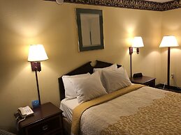 Days Inn & Suites by Wyndham Youngstown / Girard Ohio