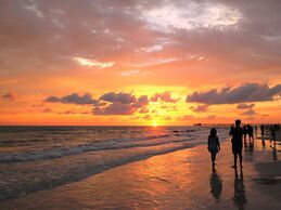 DoubleTree Beach Resort by Hilton Tampa Bay - North Redingto