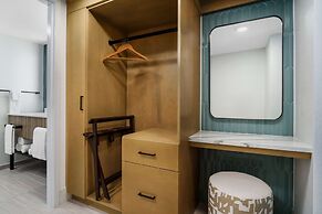 DoubleTree Beach Resort by Hilton Tampa Bay - North Redingto