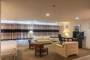 Cottonwood Suites Savannah Hotel & Conference Center