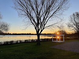 Lakeside Inn