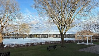 Lakeside Inn