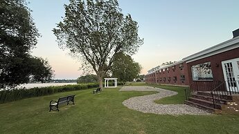 Lakeside Inn