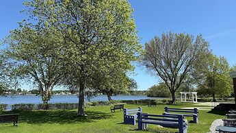 Lakeside Inn