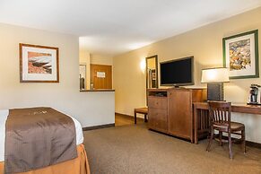 The Black Swan Lee - Lenox, an Ascend Collection Hotel