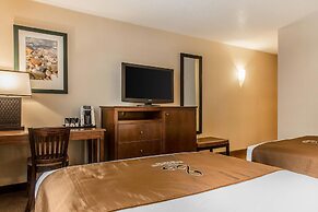 The Black Swan Lee - Lenox, an Ascend Collection Hotel