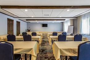 The Black Swan Lee - Lenox, an Ascend Collection Hotel