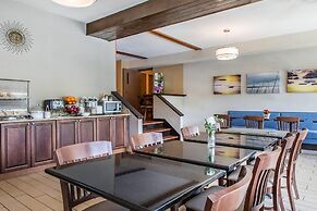 The Black Swan Lee - Lenox, an Ascend Collection Hotel