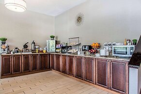 The Black Swan Lee - Lenox, Ascend Hotel Collection