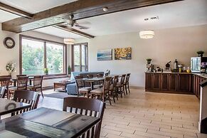 The Black Swan Lee - Lenox, Ascend Hotel Collection