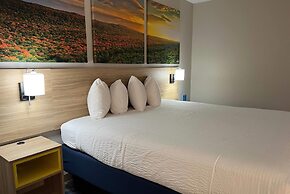 Days Inn by Wyndham Jamestown