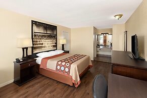 Super 8 by Wyndham Temple S. General Bruce