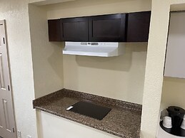 La Quinta Inn by Wyndham Indianapolis Airport Lynhurst