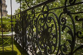 Hotel Plaza Elysées