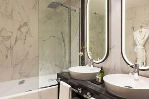 La Clef Tour Eiffel Paris by The Crest Collection