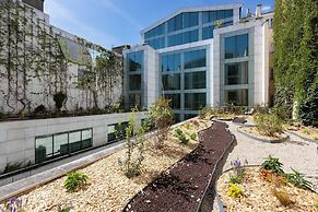 La Clef Tour Eiffel Paris by The Crest Collection