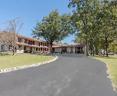 The Parkwood Inn & Suites