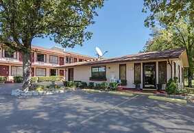 The Parkwood Inn & Suites