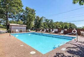 The Parkwood Inn & Suites