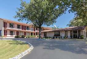 The Parkwood Inn & Suites