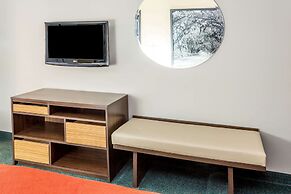 Super 8 by Wyndham Adel GA I-75