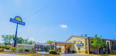 Days Inn & Suites by Wyndham Athens Alabama