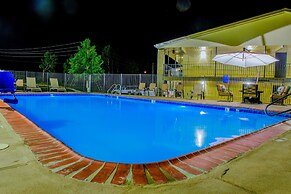 Days Inn & Suites by Wyndham Athens Alabama