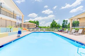 Days Inn & Suites by Wyndham Athens Alabama