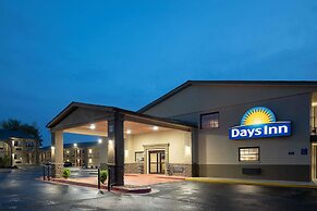 Days Inn & Suites by Wyndham Athens Alabama