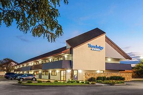 Travelodge by Wyndham Peoria