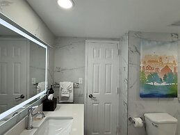 The Roslyn, Tapestry Collection by Hilton