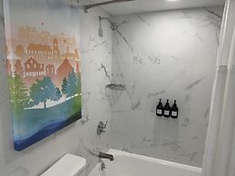 The Roslyn, Tapestry Collection by Hilton