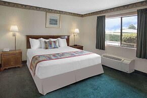 Travelodge by Wyndham Costa Mesa Newport Beach Hacienda