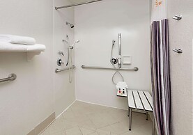 La Quinta Inn & Suites by Wyndham Dallas North Central