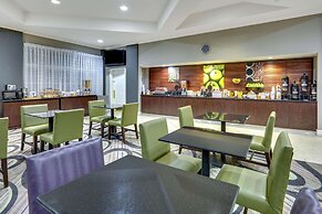 La Quinta Inn & Suites by Wyndham Dallas North Central