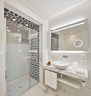 De Bonart Naples, Curio Collection by Hilton