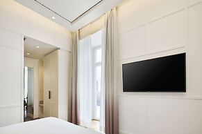 De Bonart Naples, Curio Collection by Hilton