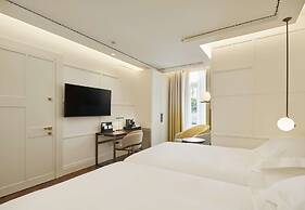 De Bonart Naples, Curio Collection by Hilton