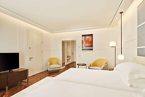 De Bonart Naples, Curio Collection by Hilton