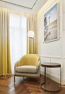 De Bonart Naples, Curio Collection by Hilton