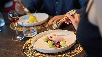 De Bonart Naples, Curio Collection by Hilton