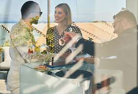 De Bonart Naples, Curio Collection by Hilton