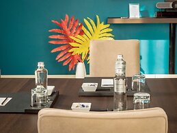 De Bonart Naples, Curio Collection by Hilton