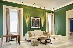 De Bonart Naples, Curio Collection by Hilton