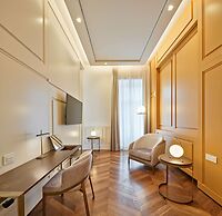 De Bonart Naples, Curio Collection by Hilton