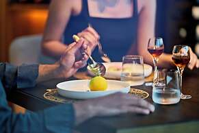 De Bonart Naples, Curio Collection by Hilton