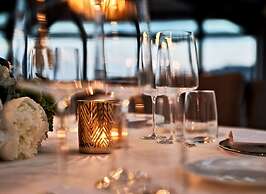 De Bonart Naples, Curio Collection by Hilton