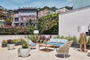 De Bonart Naples, Curio Collection by Hilton