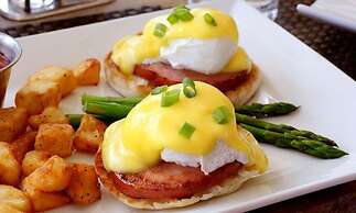 Holiday Inn Toronto Airport East by IHG