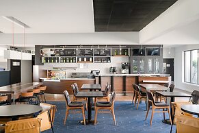 Courtyard Melbourne West